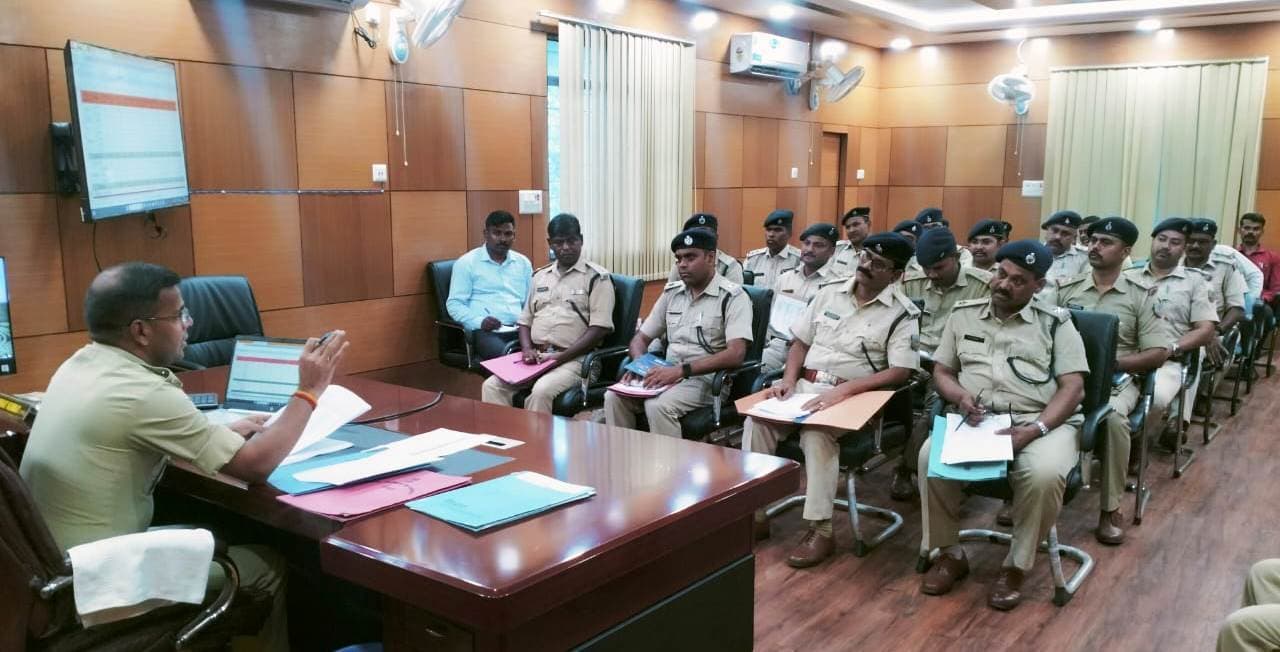 अवैध रूप से खनिज संपदाओं के परिवहन व भंडारण पर रोक लगाने का दिया निर्देश