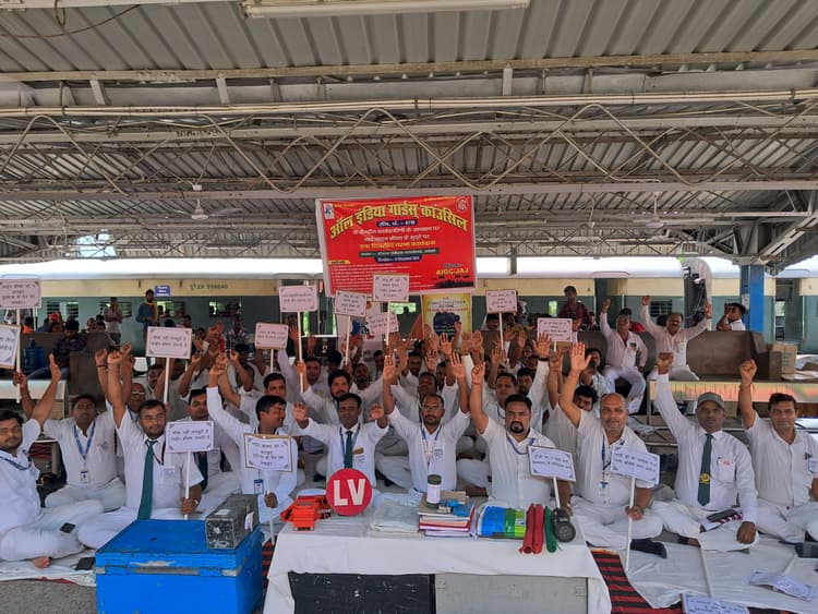 गार्ड बक्सा हटाने के विरोध में दिया धरना, किया प्रदर्शन