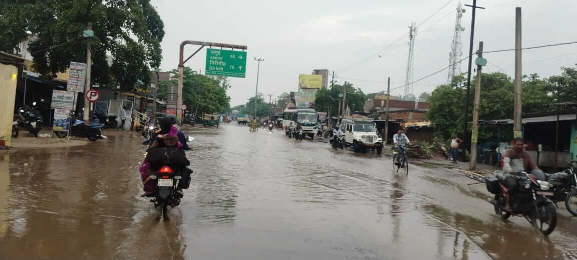 एनएच 33 पर जल जमाव से हादसे की आशंका