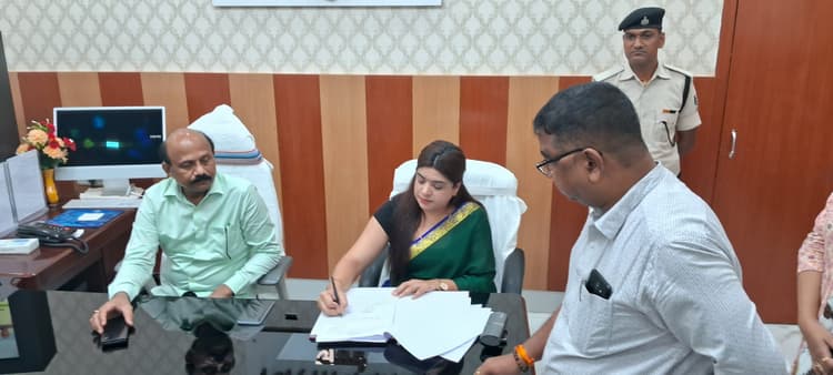 डीएम अभिलाषा शर्मा ने संभाला कार्यभार