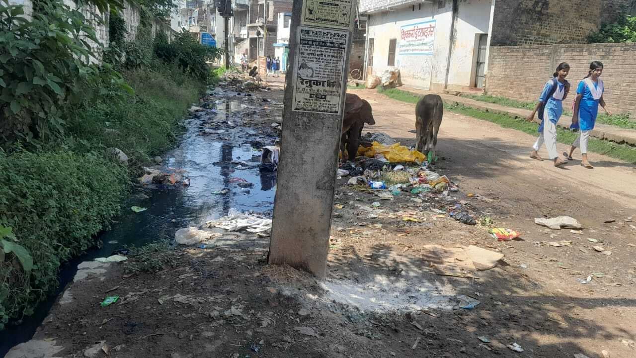 मुंगेर में डेंगू महामारी के बीच सड़कों पर बह रहा नालों का पानी, बजबजा रही गंदगी
