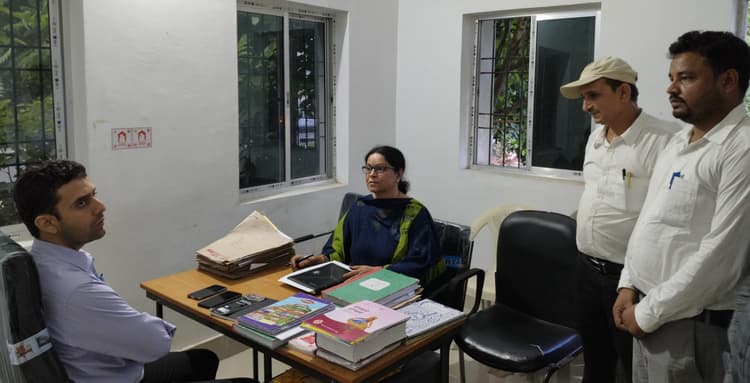 Sitamadhi News, डीएम ने किया महिला हेल्प लाइन का औचक निरीक्षण