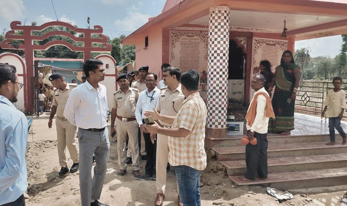 Sitamadhi News, डीएम व एसपी ने देकुली धाम मंदिर में चल रहे निर्माण कार्यों का किया निरीक्षण