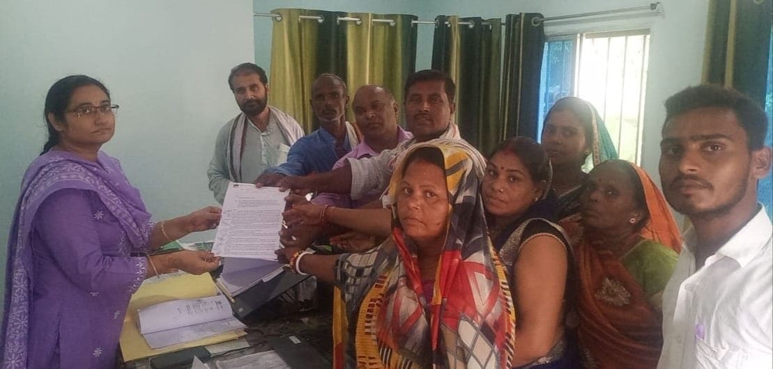 demonstrated at the zonal office अंचल कार्यालय पर किया प्रदर्शन