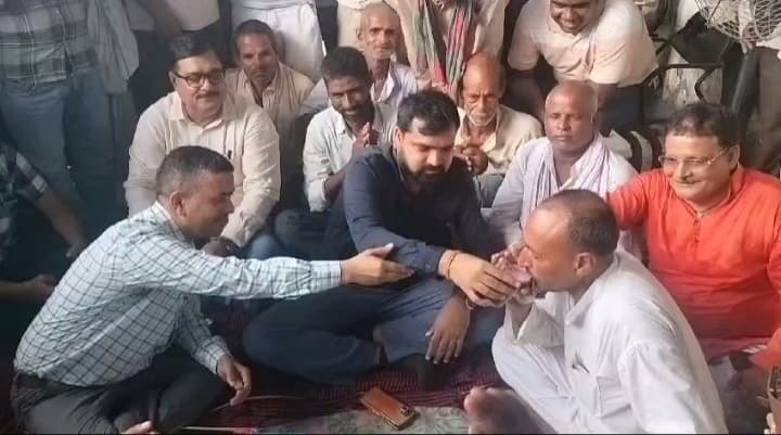 Farmers broke their fast: अधिकारियों के आश्वासन के बाद किसानों ने अनशन तोड़ा