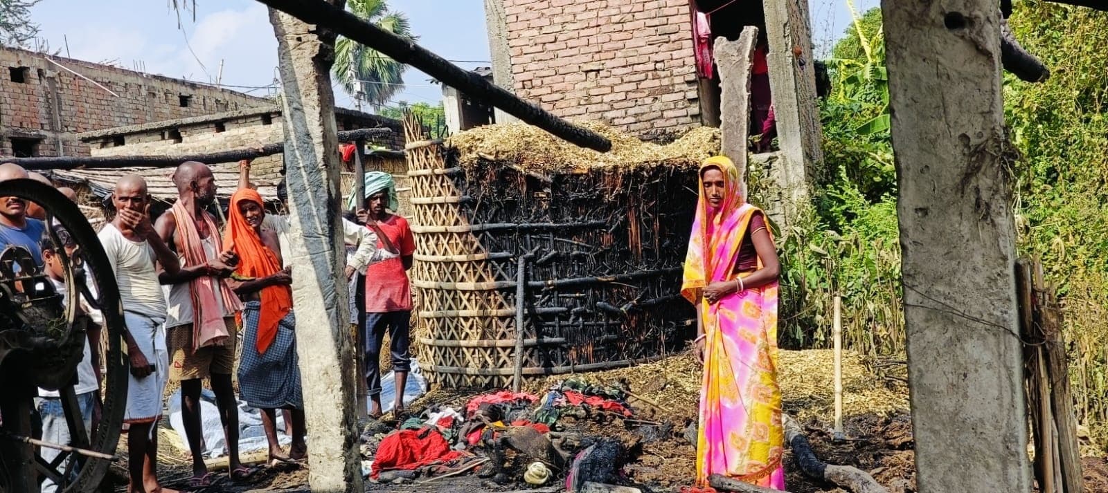 agalagee, fire: हरपुर रेवाड़ी पंचायत में अगलगी की घटना में दो घर जलकर खाक