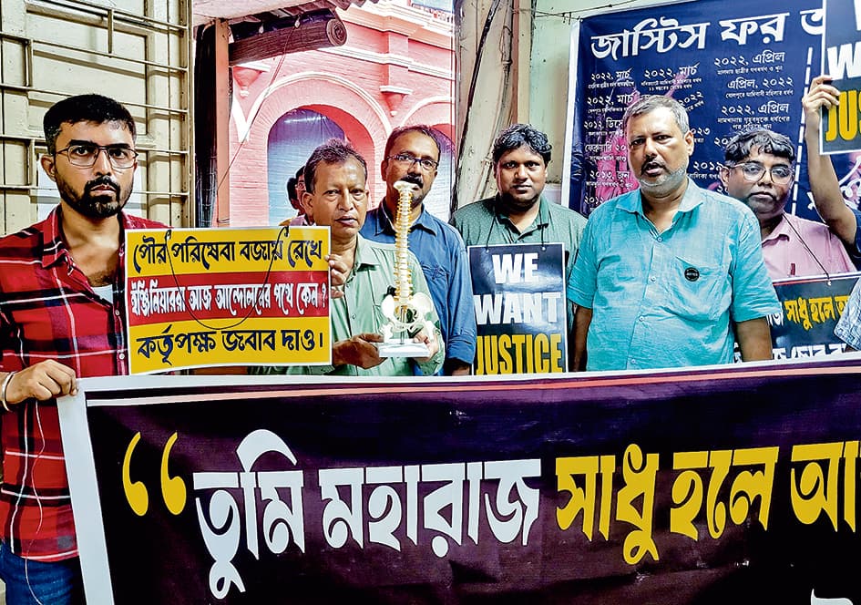 फिरहाद के समक्ष इंजीनियरों ने निकाला अपना आक्रोश