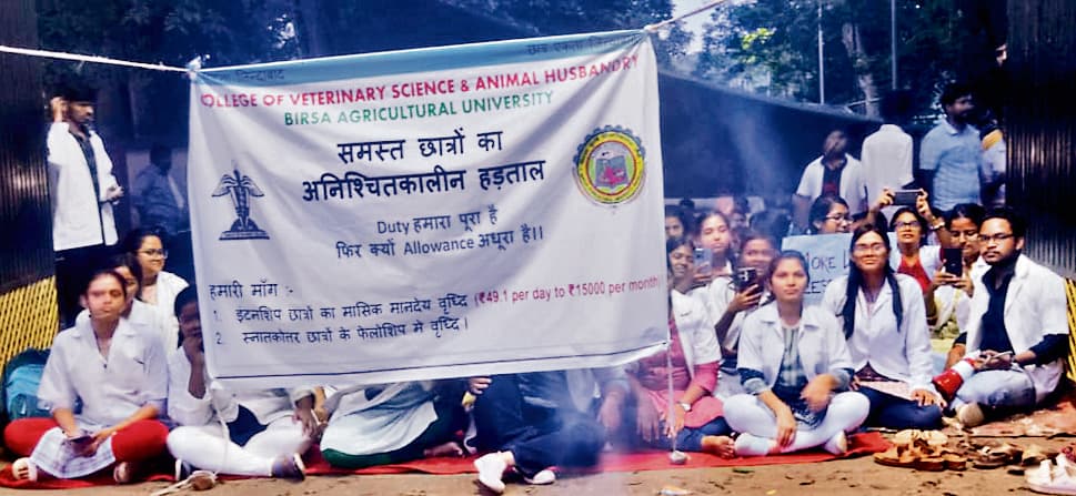 BAU RANCHI NEWS : धरने पर बैठे वेटनरी कॉलेज के छात्रों से डीए की बहस, हंगामा