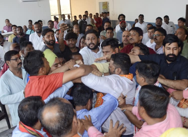 Dhanbad news : भाजपा की रायशुमारी में हंगामा, विधायक व एलबी सिंह समर्थक उलझे