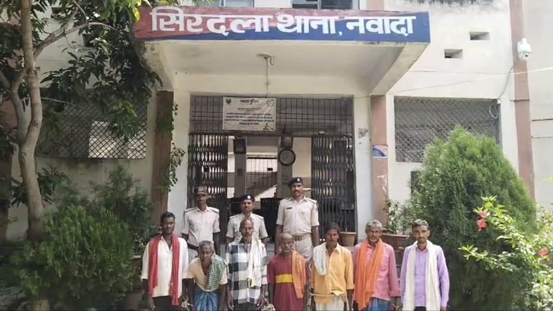 पुलिस ने दो ट्रैक्टरों को किया जब्त, सात वारंटी भी गिरफ्तार