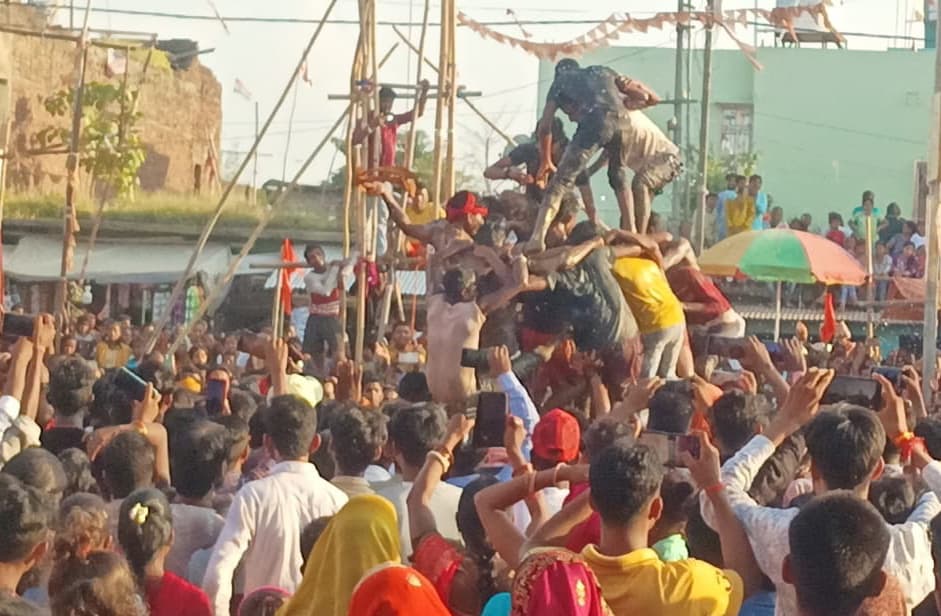 मटका फोड़ प्रतियोगिता में जयकृष्णपुर कटहा की टीम जीती