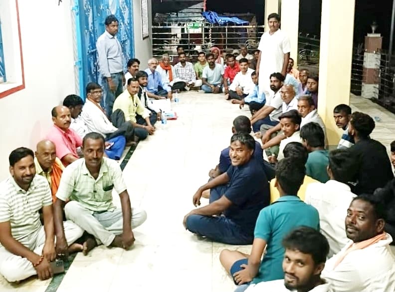 दुर्गा पूजा मनाने को लेकर ग्रामीणों की बैठक