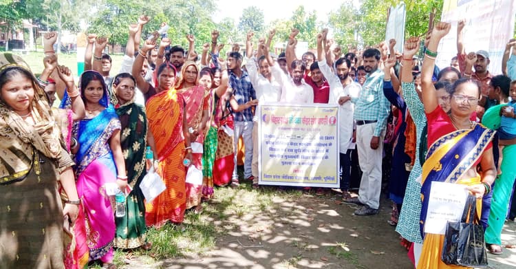 जीविका कैडर संघ ने प्रखंड परिसर में निकाली रैली