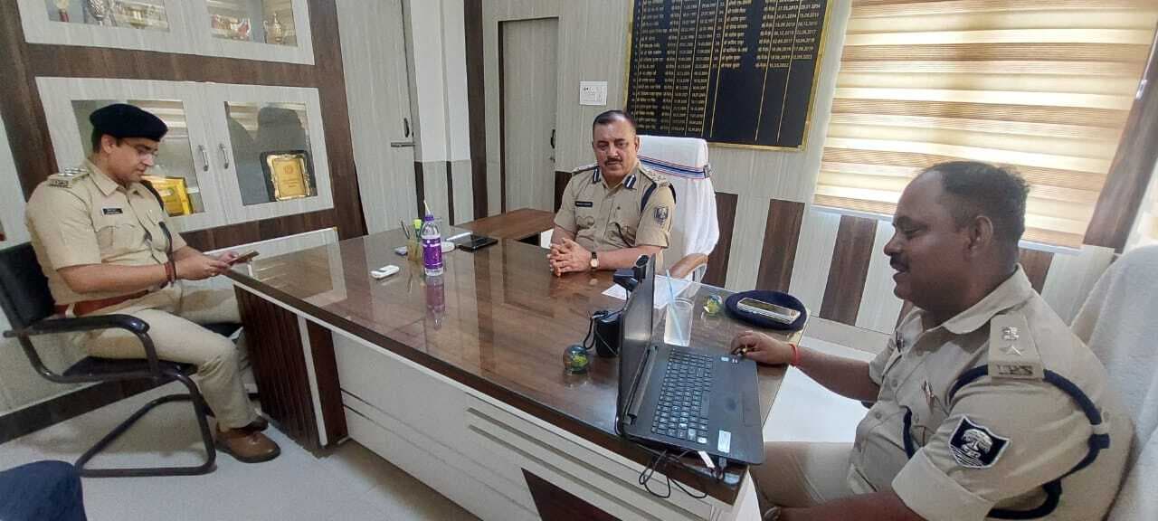 डीआईजी ने एसपी कार्यालय व पुलिस लाइन का किया निरीक्षण