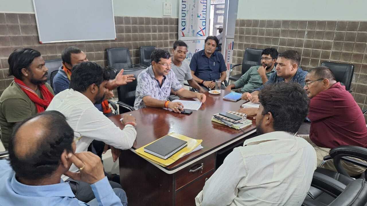 त्रिपक्षीय वार्ता में सहमति बनने के बाद खनन कंपनी के खिलाफ आंदोलन स्थगित