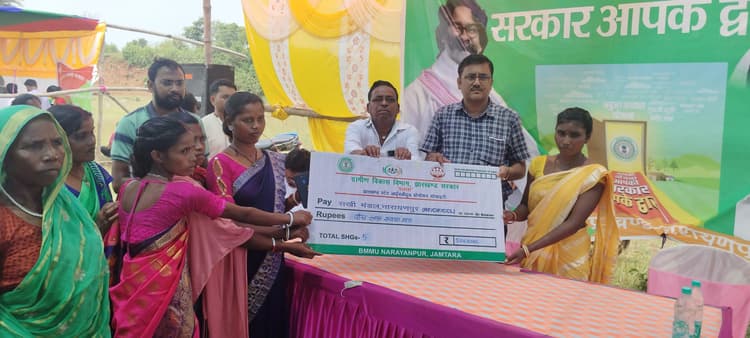 पबिया व झिलुवा में परिसंत्तियों का किया गया वितरण