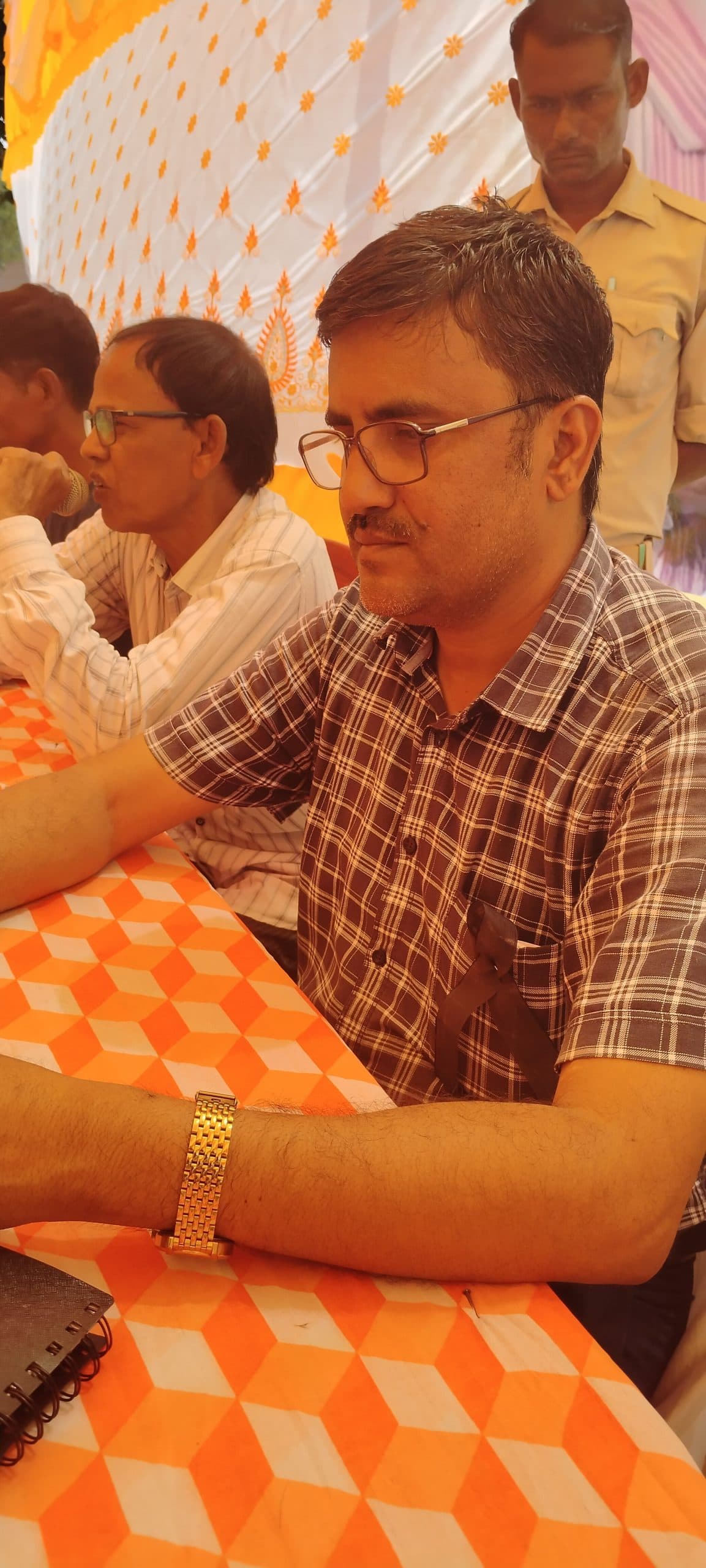 अफसरों ने काला बिल्ला लगाकर किया काम