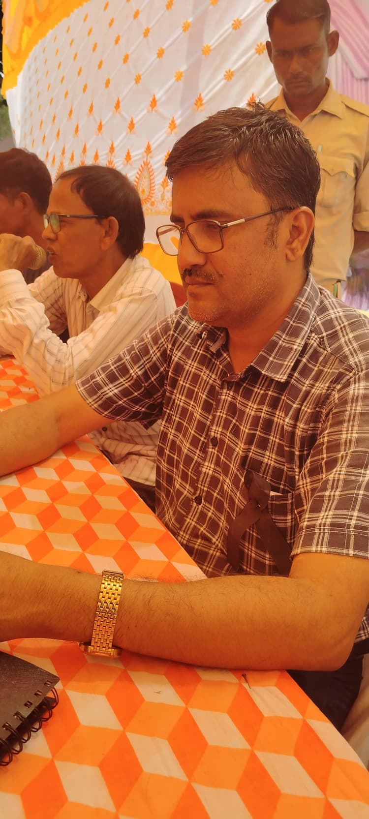 अफसरों ने काला बिल्ला लगाकर किया काम