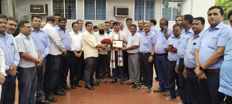 टाटा मोटर्स के जीएम अमितेश पांडेय का पुणे तबादला, यूनियन ने दी विदाई