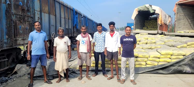 मोहनपुर रैक प्वाइंट के मजदूरों ने किया प्रदर्शन, मांगी मजदूरी