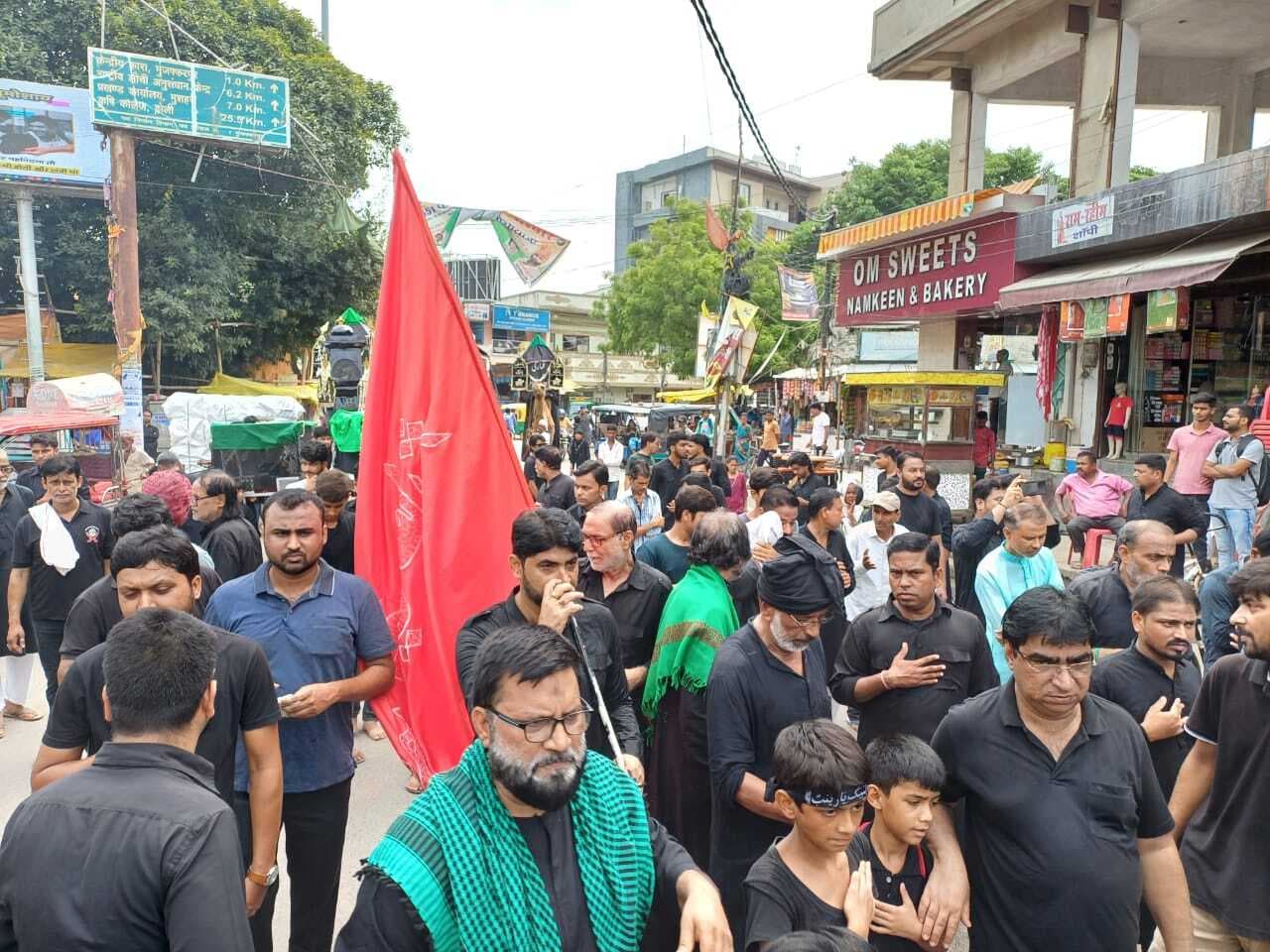 शिया समुदाय ने कमरा मुहल्ला से निकाला ऊंट का जुलूस