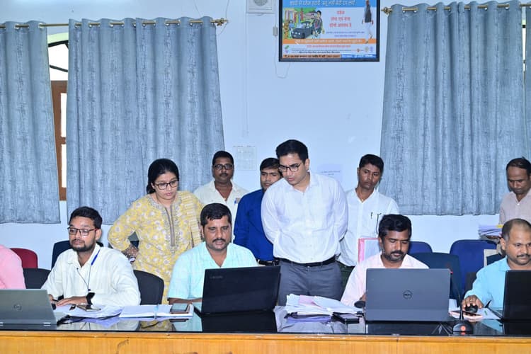 मिशन मोड में पीएम आवास का 100 दिन में करे निर्माण : डीएम