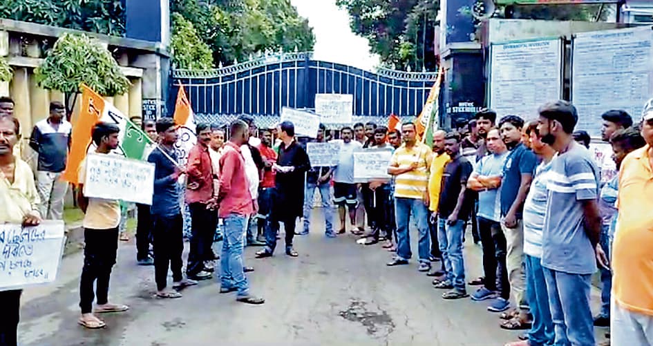 नियुक्ति की मांग पर स्थानीय युवकों ने किया विरोध प्रदर्शन, सौंपा ज्ञापन