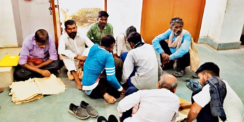 Buxar News : रजिस्ट्री ऑफिस से नकल निकालने में लोगों को छूट रहे हैं पसीने