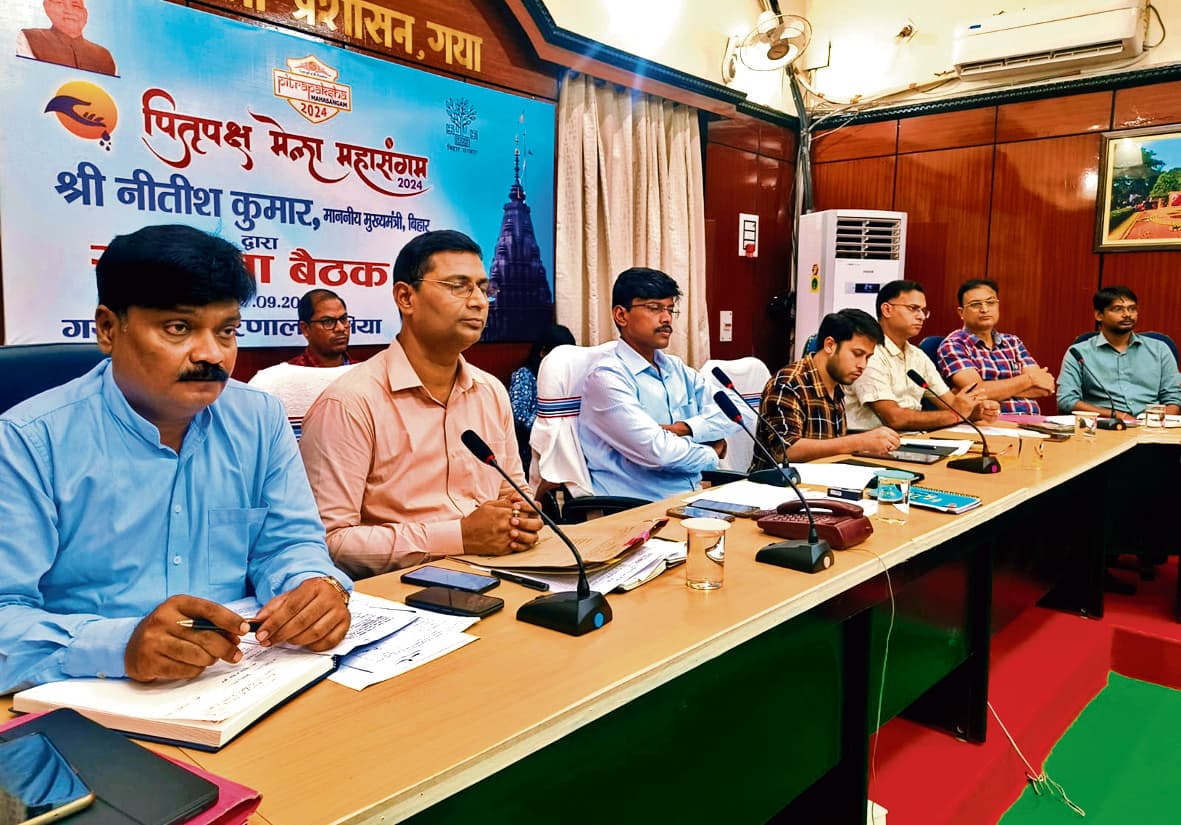 Gaya News : मेला क्षेत्र के हर सरोवरों में नाव के साथ तैनात रहेंगे गोताखोर