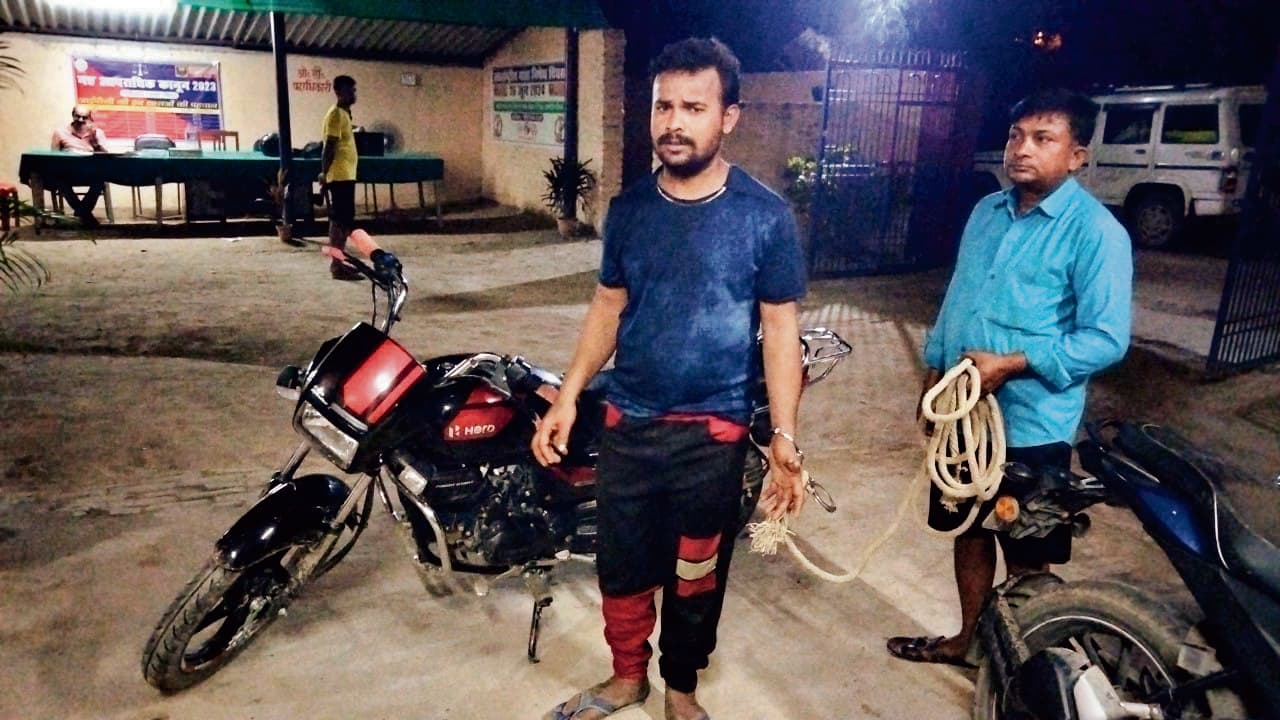 Chhapra News : वाहन चेकिंग के दौरान चोरी की बाइक से साथ एक गिरफ्तार