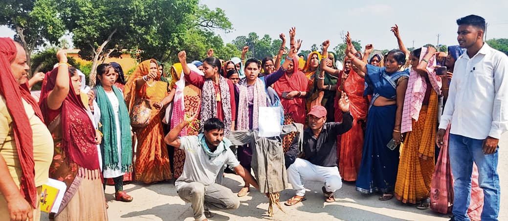 Chhapra News : जीविका के सदस्यों ने अपनी मांगों को ले मुख्यमंत्री का किया पुतला दहन