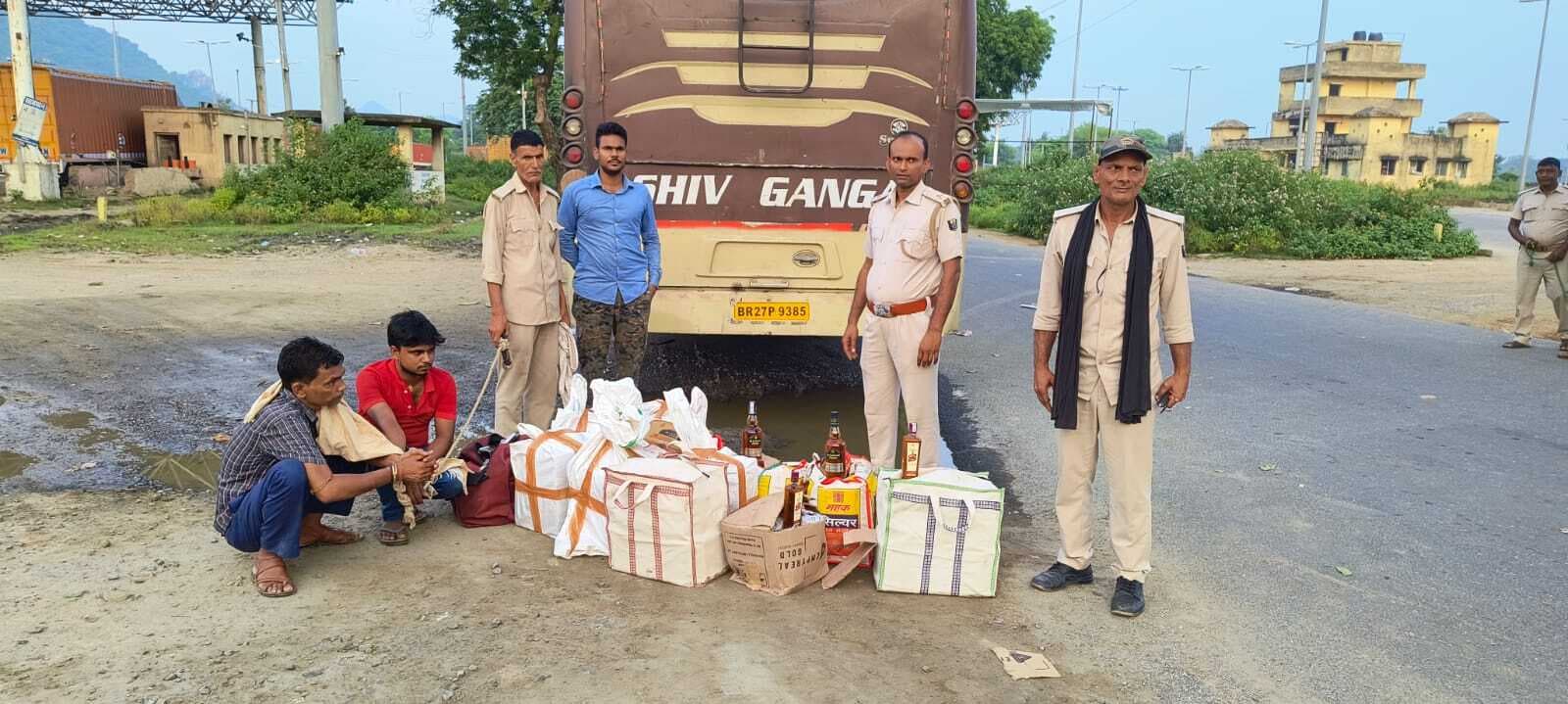 बोकारो से पटना जा रही बस से 283 बोतल शराब जब्त