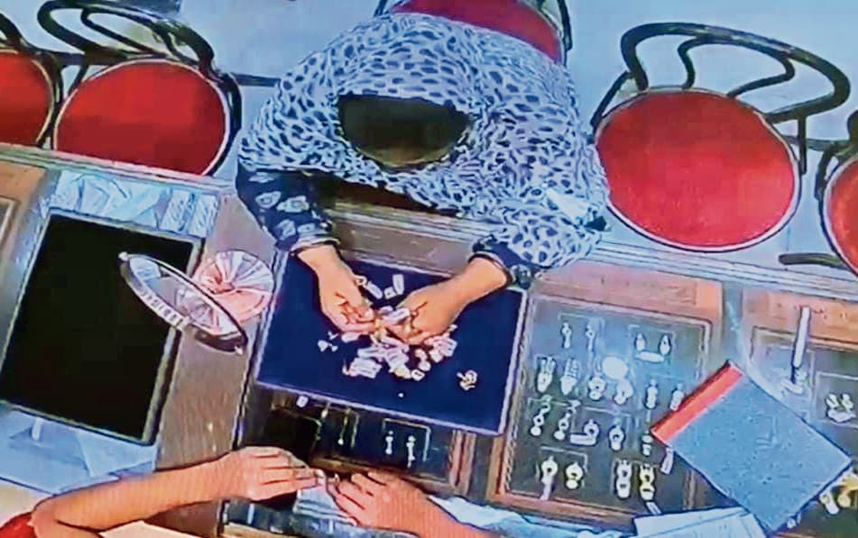 Gopalganj News : ज्वेलरी शॉप में गहना खरीदने आयी महिला ने चुरायी सोने की बाली, सीसीटीवी फुटेज वायरल