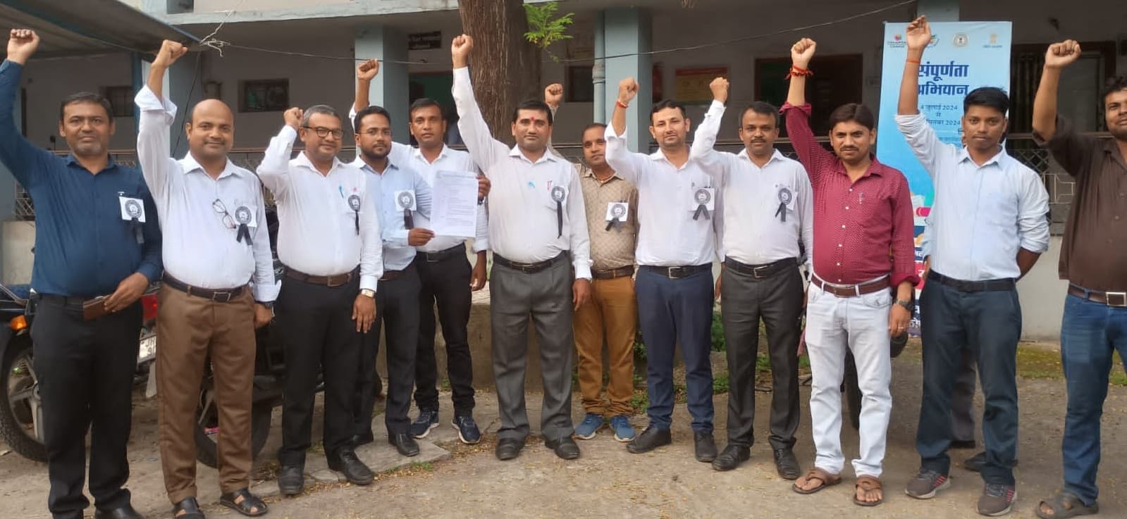 Bokaro news: मांगों को लेकर शिक्षकों ने काला बैज लगाकर किया कार्य