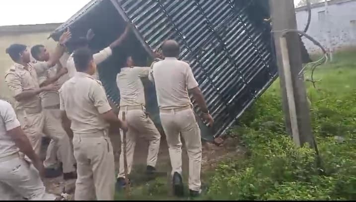 Bokaro news: अवैध निर्माण किया ध्वस्त, बिजली का अवैध कनेक्शन भी काटा