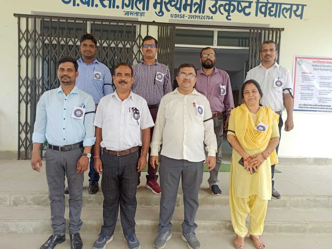 शिक्षकों ने स्कूलों में काला बिल्ला लगाकर किया काम