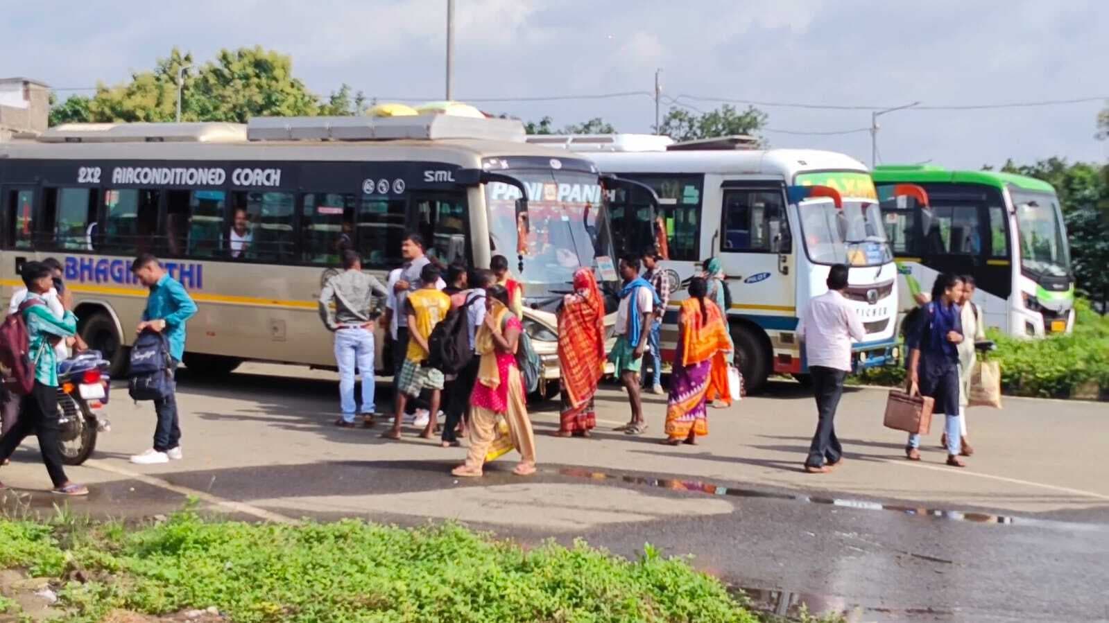 Sambalpur News: कुचिंडा और झारसुगुड़ा प्राइवेट बस मालिक संघ में विवाद के कारण नहीं चलीं बसें, यात्री रहे परेशान