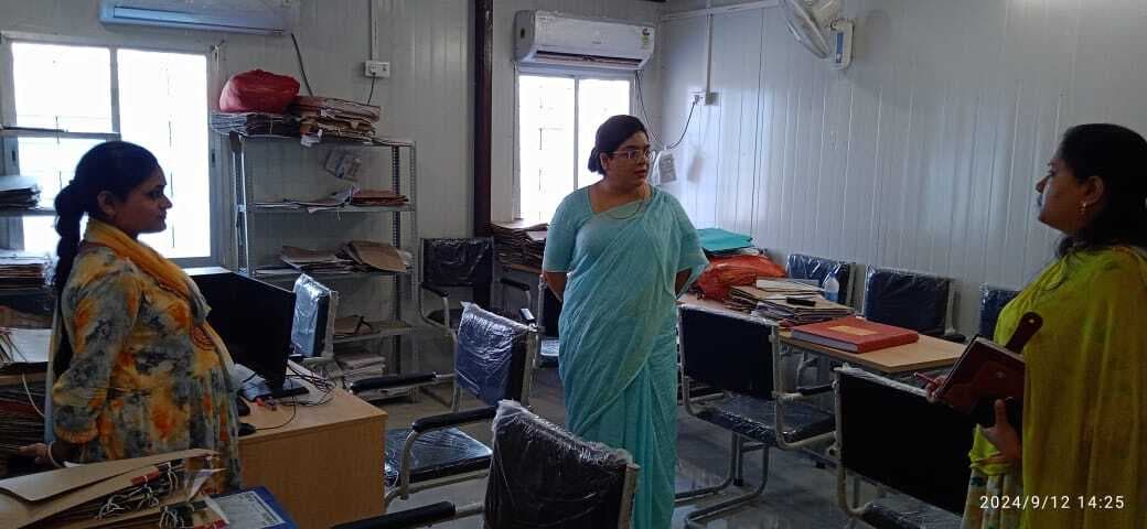 प्रभार लेते ही एक्शन में डीएम, कहा- समय पर आएं कार्यालय