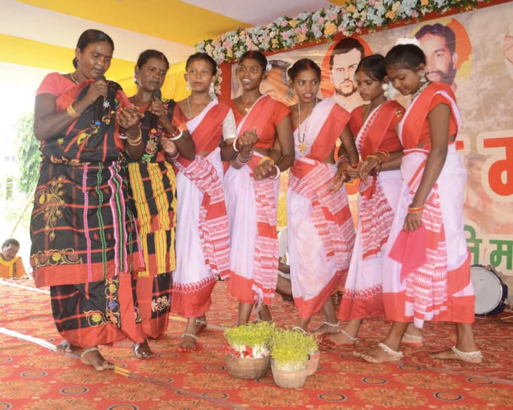 DHANBAD NEWS: करम महोत्सव : अपने जावा के साथ बहनों ने करम गीतों पर किया नृत्य