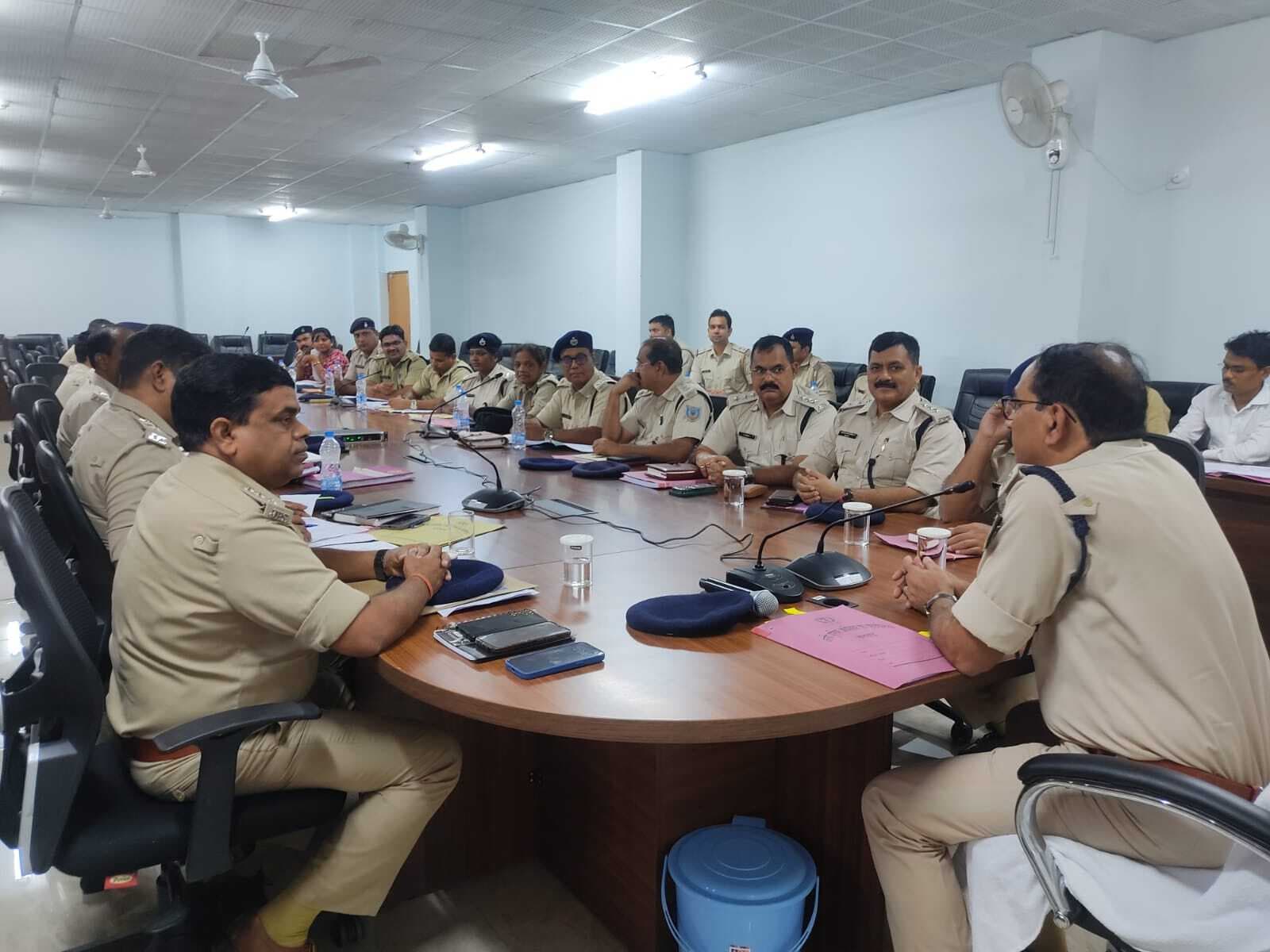 क्राइम मीटिंग में गैंग्स के गुर्गों की गिरफ्तारी का आदेश