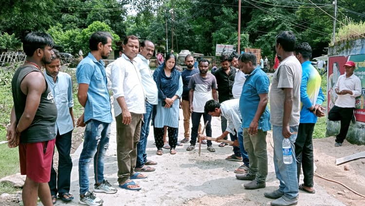 Bokaro news : डीसी के निर्देश पर एइ ने की जांच, सड़क निर्माण कार्य में मिली गड़बड़ी