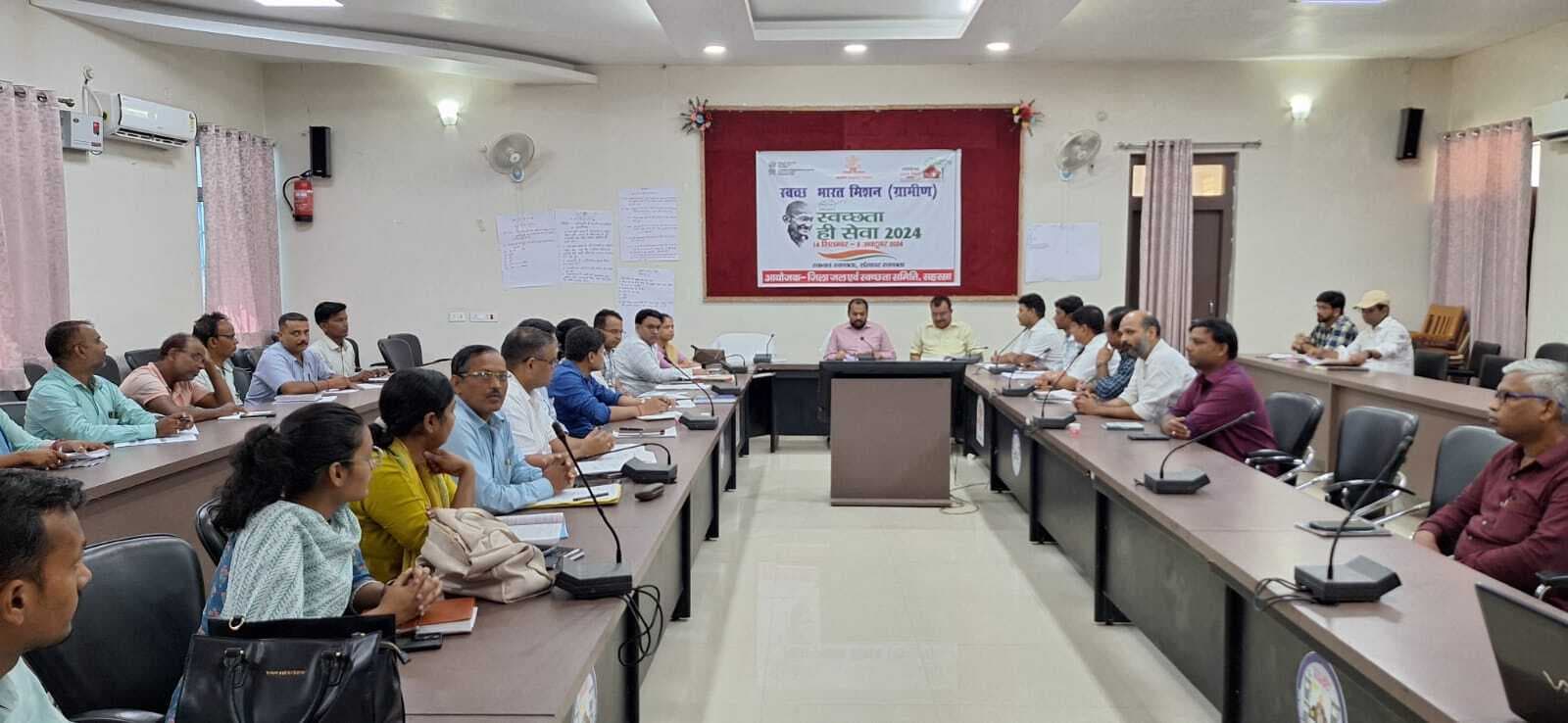 सामूहिक श्रमदान के माध्यम से व्यापक स्तर पर सफाई व्यवस्था का होगा क्रियान्वयन – डीएम