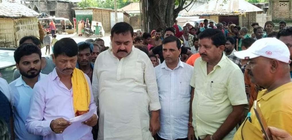 सांसद ने अग्निपीड़ित परिवारों को दी राहत सामग्री