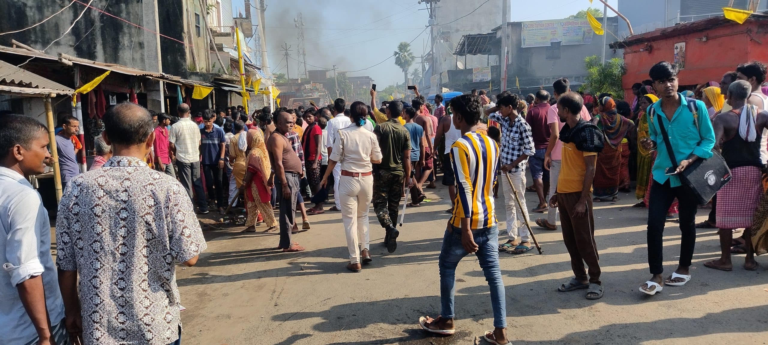 मारमीट में जख्मी ठेला चालक की मौत से आक्रोशित परिजनों ने दो-दो एनएच को जाम कर किया प्रदर्शन