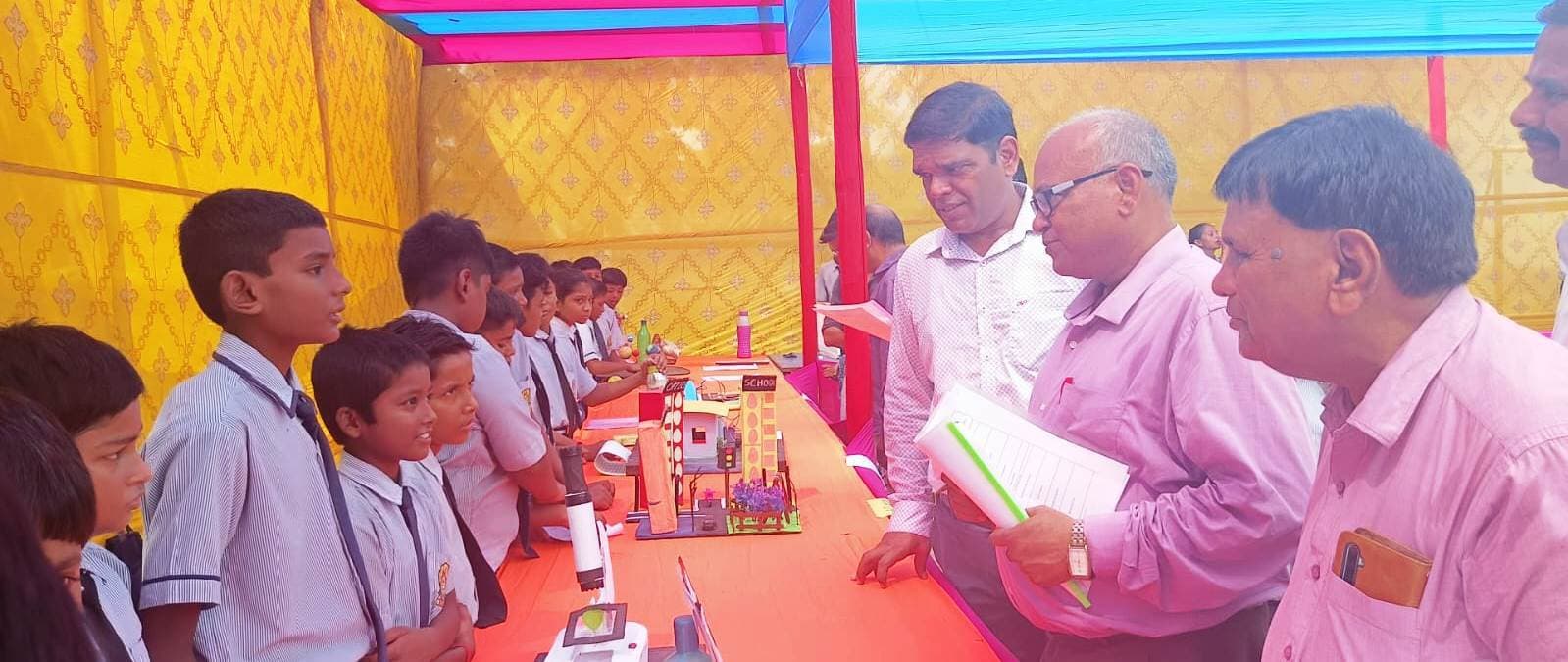 विज्ञान प्रदर्शनी में नन्हें वैज्ञानिकों ने दिखायी अपनी प्रतिभा