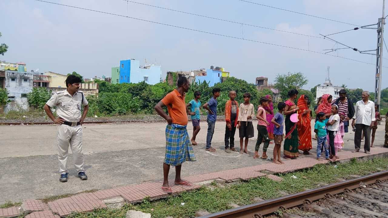 कुरसेला स्टेशन पर ट्रेन की चपेट में आने से महिला की मौत