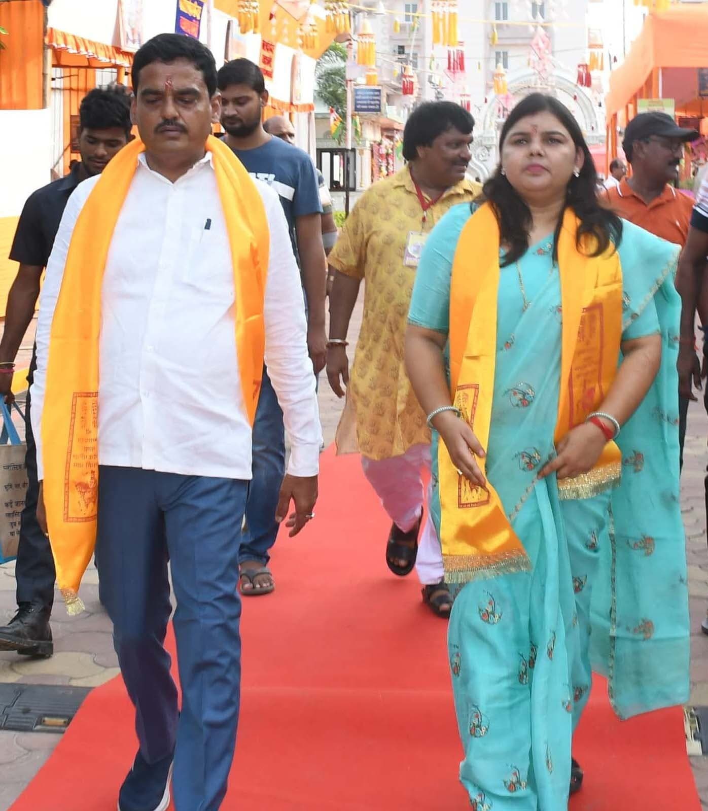 बंगाल के कानकी धाम में महापौर का अंगवस्त्र दे किया गया सम्मान