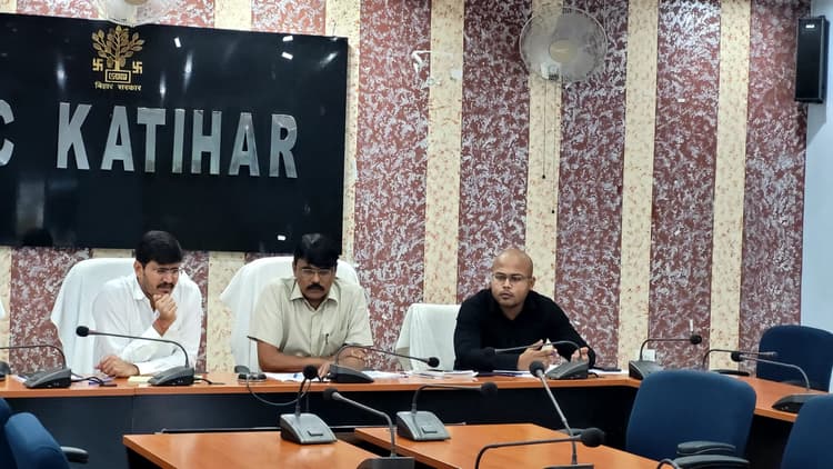 राजस्व संबंधी लंबित मामलों का निष्पादन शीघ्र करें: डीएम