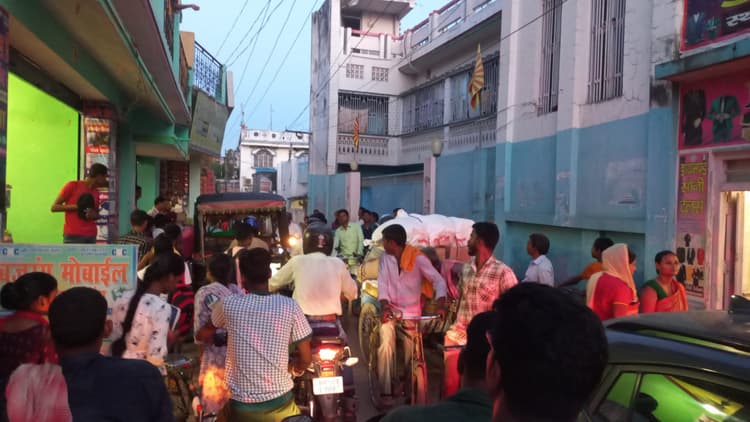 शहर में नो इंट्री का पालन नहीं होने व सड़क पर दुकान सजने से हर रोज लग रहा जाम, लोगों की बढ़ी है परेशानी