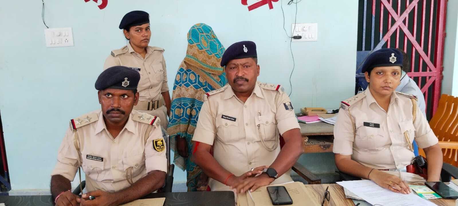 पांच सौ रुपये के जाली नोट के साथ महिला गिरफ्तार, दुकानदार से समान लेकर उसे देती थी जाली नोट